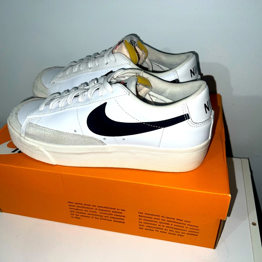 Nike women’s low platform blazer